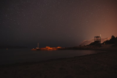 夜间站在岩层上的人的轮廓